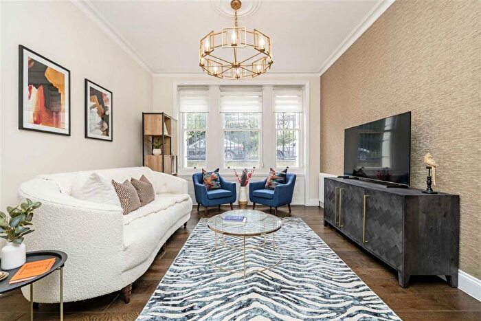 3 Bedroom Flat To Rent In Ridgmount Gardens, London, WC1E