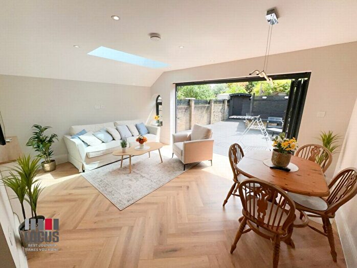 3 Bedroom Flat To Rent In Brooke Road, Stoke Newington, N16