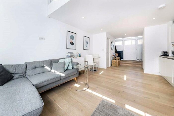 1 Bedroom Duplex To Rent In Severn Court, Clyde Square, Limehouse, London, E14