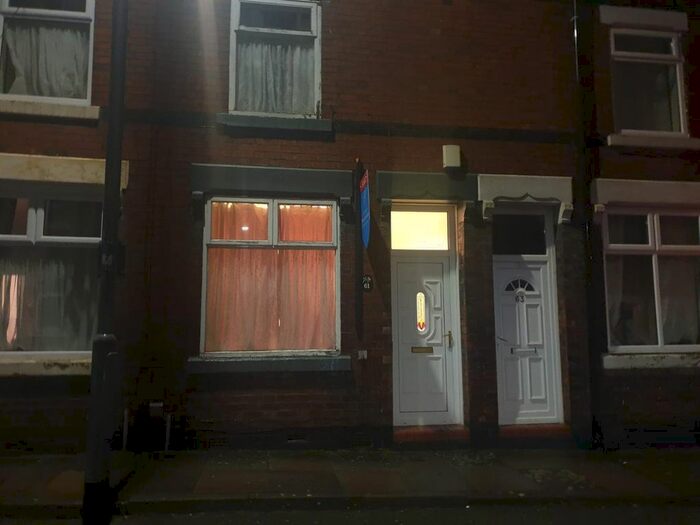 2 Bedroom Property To Rent In Pinnox Street, Tunstall, Stoke-On-Trent, ST6