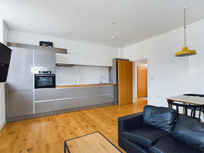 2 Bedroom Flat To Rent In Flat Moose Hall Apartments, Toronto Road, Exeter, EX4