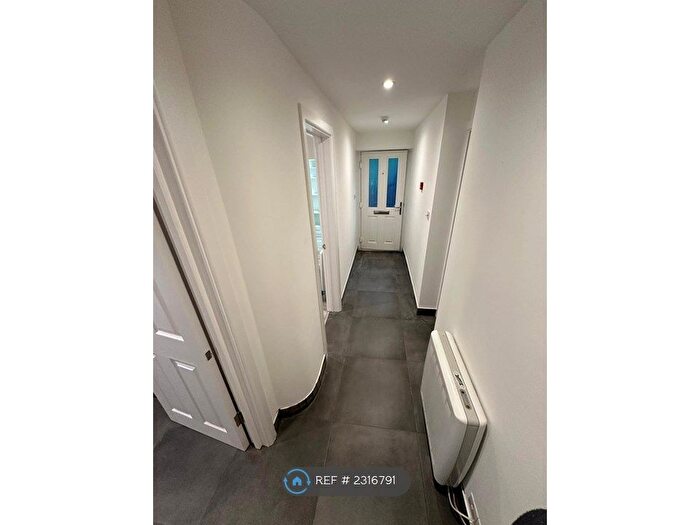 1 Bedroom Flat To Rent In Waterden Road, Guildford, GU1