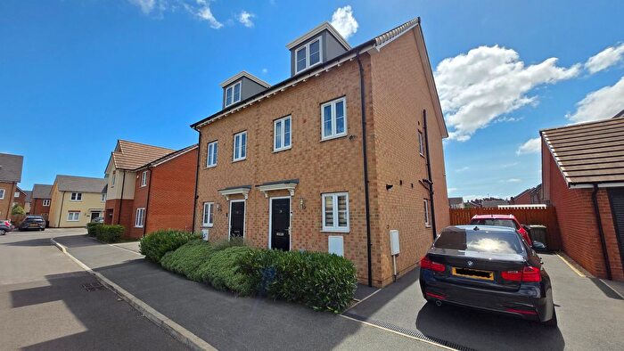 3 Bedroom Semi-Detached House For Sale In Rayner Way, Castleford, WF10