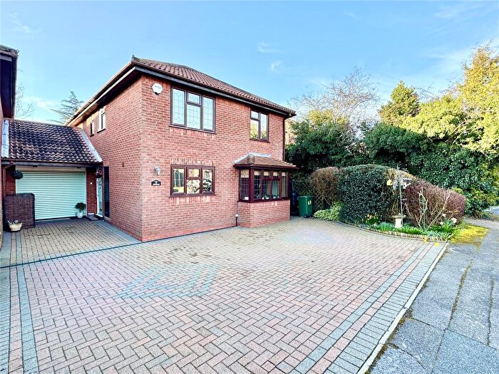 4 Bedroom Link Detached House For Sale In Moor End, Holyport, Maidenhead, Berkshire, SL6
