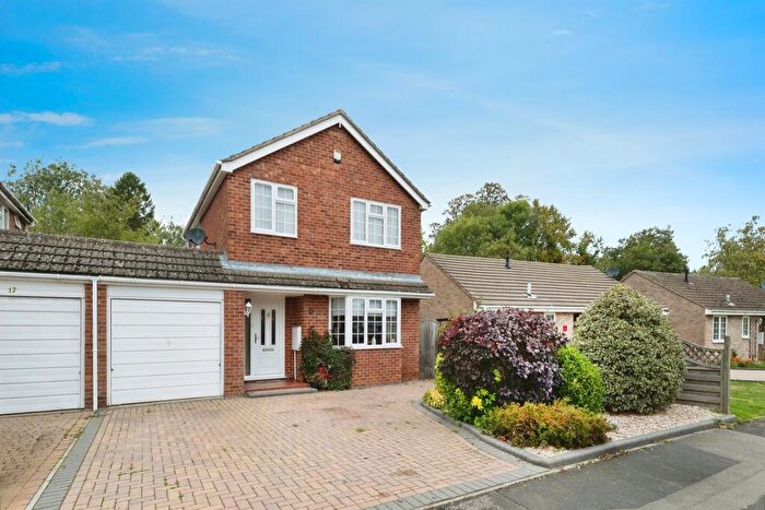 3 Bedroom Link Detached House For Sale In Badgers Way, Buckingham, MK18