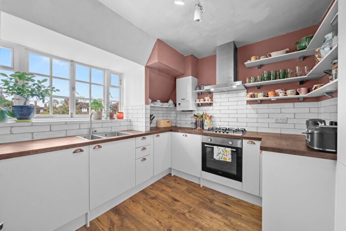 3 Bedroom Flat For Sale In Corringham Road, London, NW11