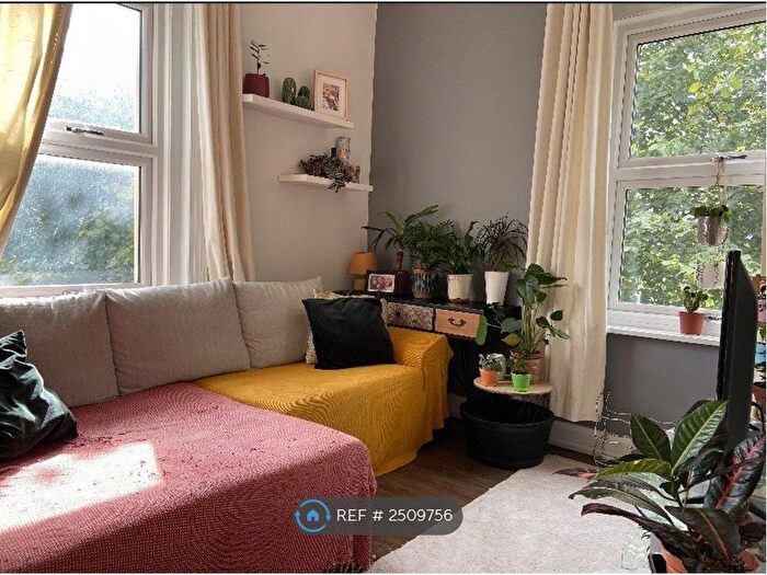 1 Bedroom Flat To Rent In Woodlands Road, Redhill, RH1