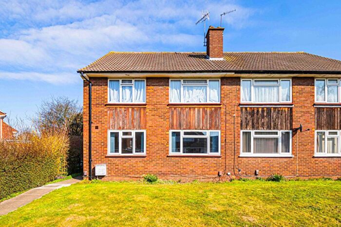 2 Bedroom Maisonette To Rent In Farm Way, Bushey, WD23