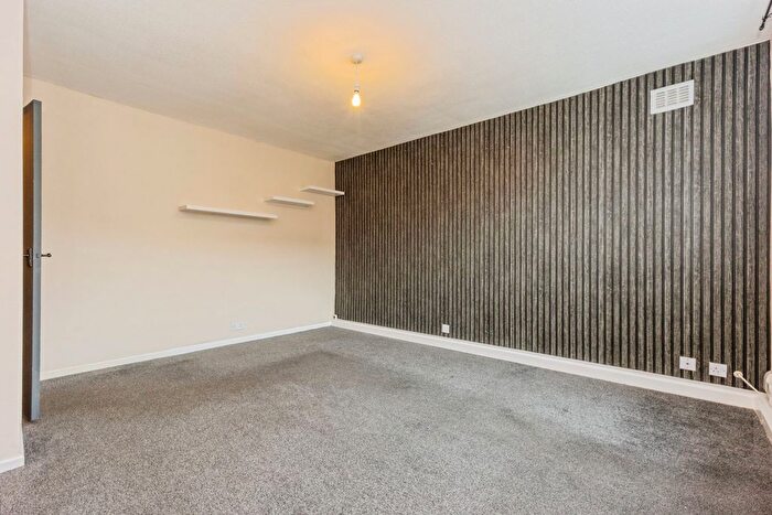 2 Bedroom Flat To Rent In Ashton Lane, Sale, M33