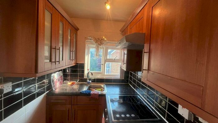 1 Bedroom Flat To Rent In Eagle Court, Snells Park, N18