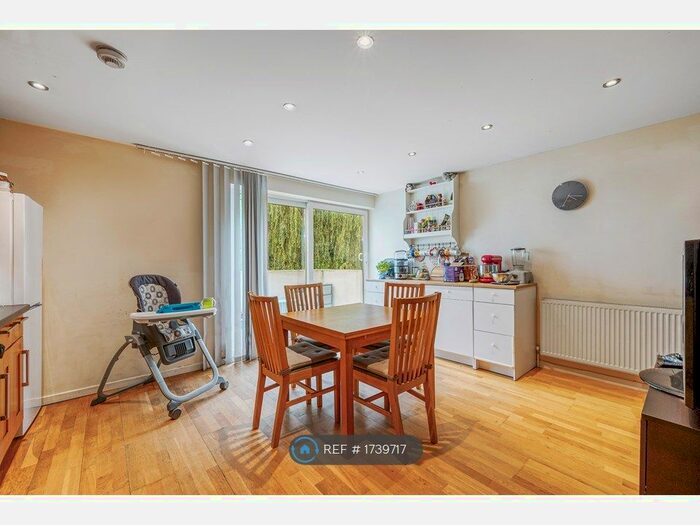 3 Bedroom Flat To Rent In Bloomsbury Close, London, W5