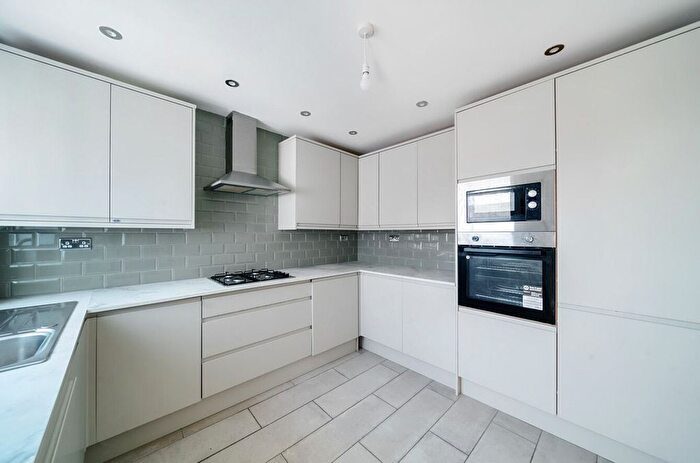 2 Bedroom Flat To Rent In Downhurst Court, Parson Street, NW4