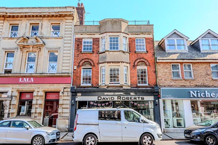 3 Bedroom Flat For Sale In Broadway, Leigh-On-Sea, SS9