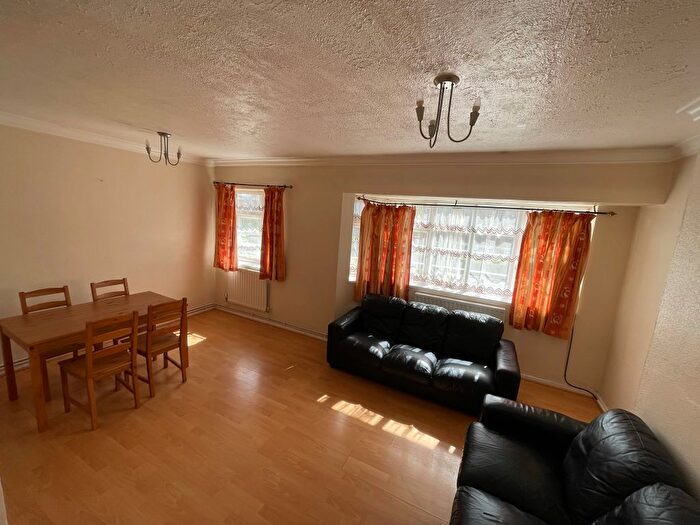 2 Bedroom Flat To Rent In Harrowdene Close, Wembley, HA0