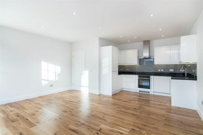 2 Bedroom Flat To Rent In Barnard Mews, Battersea, London, SW11