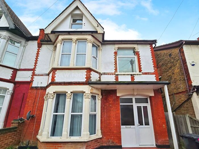 4 Bedroom Semi-Detached House To Rent In Silverdale Ave, Westcliff On Sea, SS0