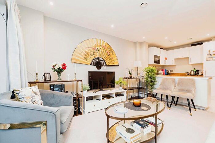 2 Bedroom Flat For Sale In High Road, Loughton, Essex, IG10