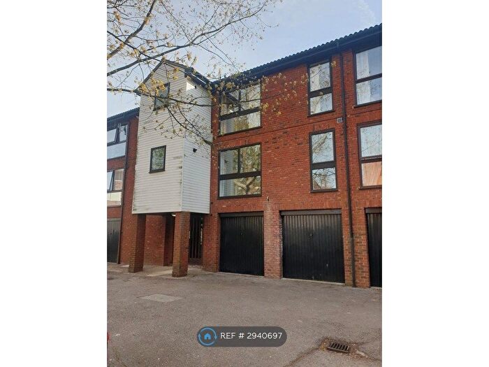 1 Bedroom Flat To Rent In Laleham Road, Shepperton, TW17