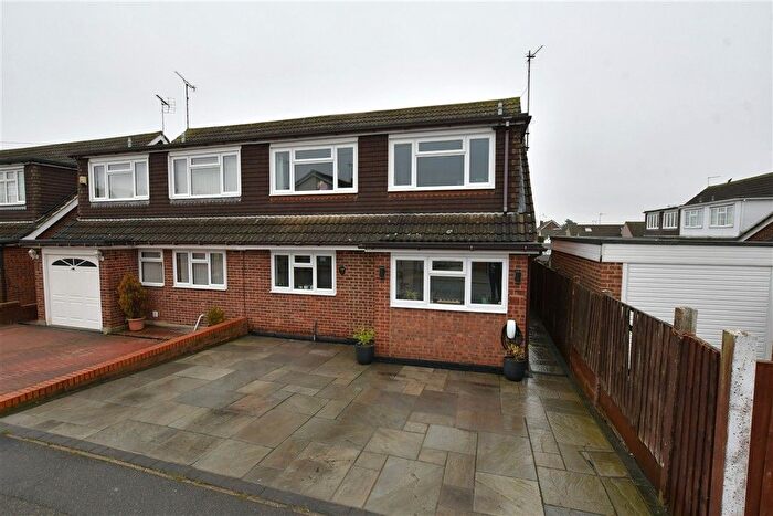 4 Bedroom Semi Detached House For Sale In Cross Avenue, Wickford, Essex, SS12