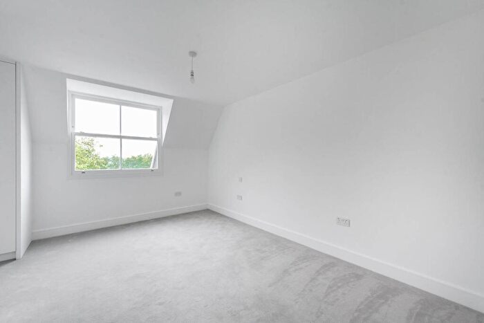 3 Bedroom Flat To Rent In High Road, Whetstone, London, N20