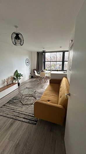 3 Bedroom Flat To Rent In Reginald Square, London, SE8