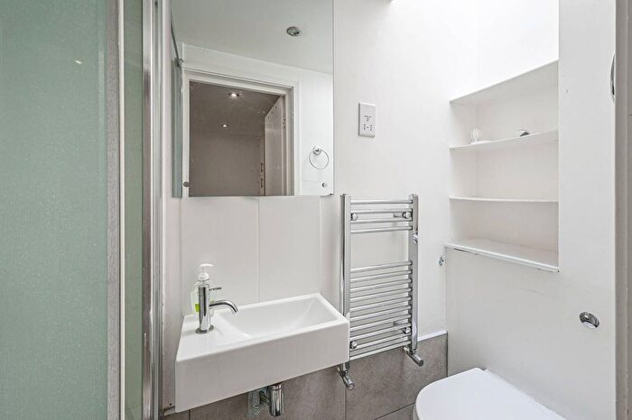 3 Bedroom Flat To Rent In Cornwall Gardens, South Kensington, London, SW7