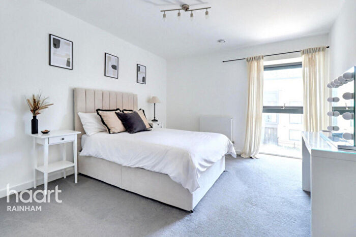 2 Bedroom Apartment For Sale In Blueberry Court, Rainham, RM13