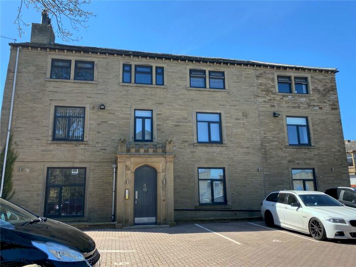 2 Bedroom Apartment To Rent In Balmoral Place, Halifax, West Yorkshire, HX1