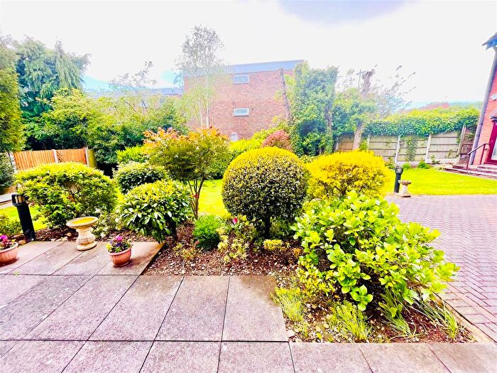 1 Bedroom Flat For Sale In Chelmsford Road, Shenfield, Brentwood, CM15