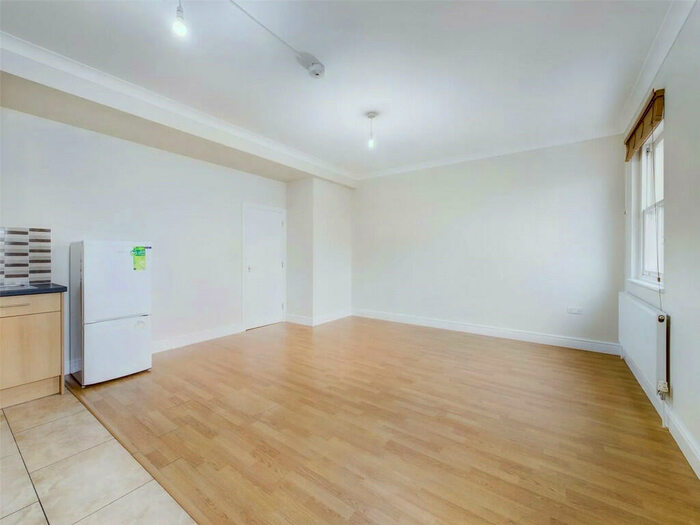 1 Bedroom Flat To Rent In ( Month Tenancy- &# Elec, &# Water Bill) Hoe Street, Walthamstow, E17