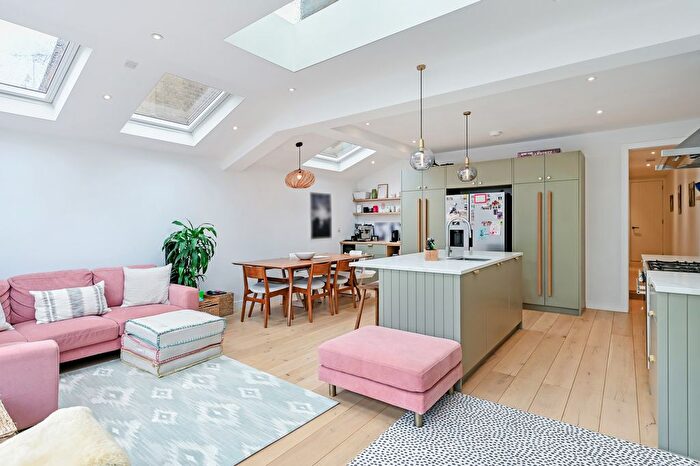 3 Bedroom Maisonette To Rent In Collingbourne Road, W12