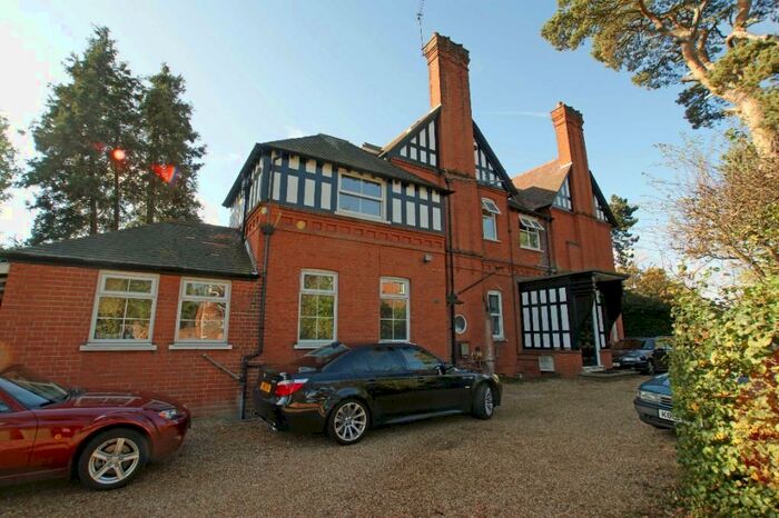 1 Bedroom Flat To Rent In Oatlands Chase, Weybridge, Surrey, KT13