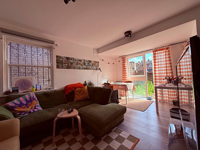 1 Bedroom Flat To Rent In Richmond Road, London, E8