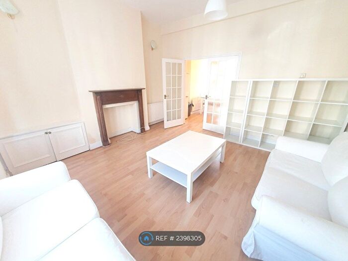 2 Bedroom Flat To Rent In Carminia Road, London, SW17