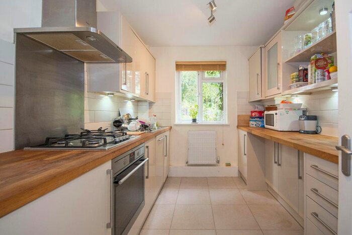 2 Bedroom Flat To Rent In Clarence Avenue, London, SW4