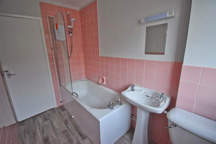 2 Bedroom Apartment To Rent In Court Drive, Cromer, NR27