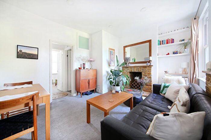 2 Bedroom Flat To Rent In North Street, Clapham Town, SW4