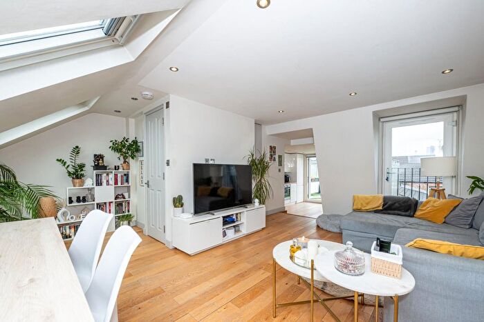 2 Bedroom Flat To Rent In Willow Vale, Shepherds Bush, W12
