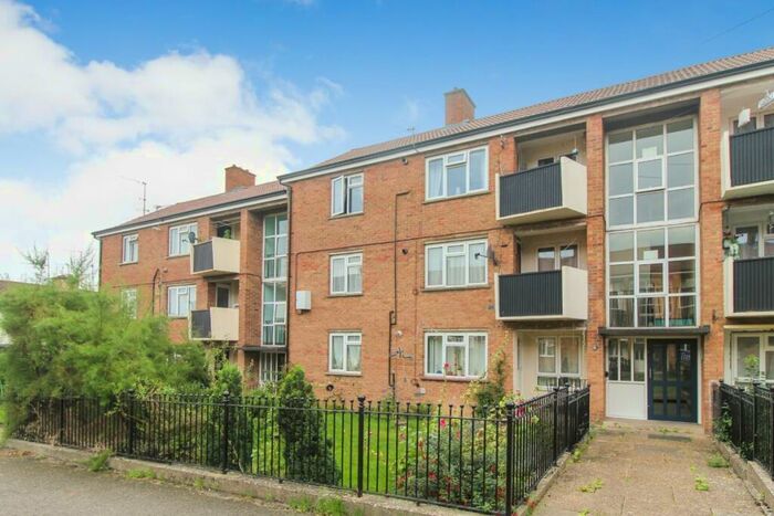 2 Bedroom Flat To Rent In The Fairway, Bedford, MK41