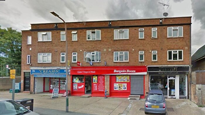 Studio To Rent In Station Chambers Oak Road, Romford, Essex, RM3