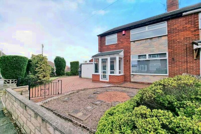 3 Bedroom Semi-Detached House To Rent In Thanet Grove, Blurton, Stoke-on-trent, ST3