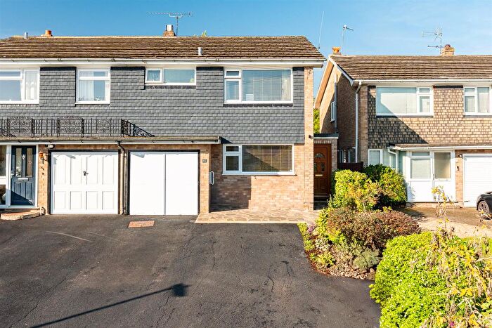 3 Bedroom Semi-detached House For Sale In Woodlands Road, Hertford, SG13