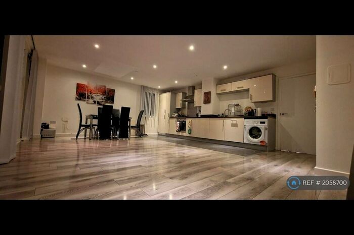 2 Bedroom Flat To Rent In Panoramic Tower, London, E14