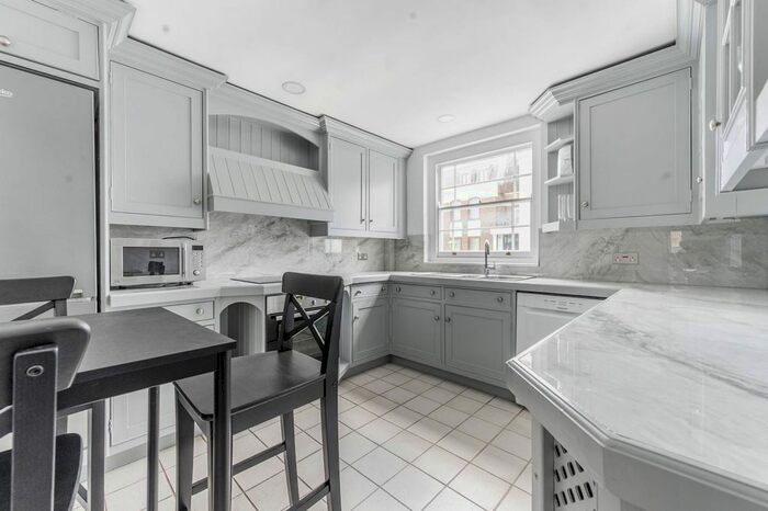 2 Bedroom Flat To Rent In Hyde Park Gate, Kensington, London, SW7