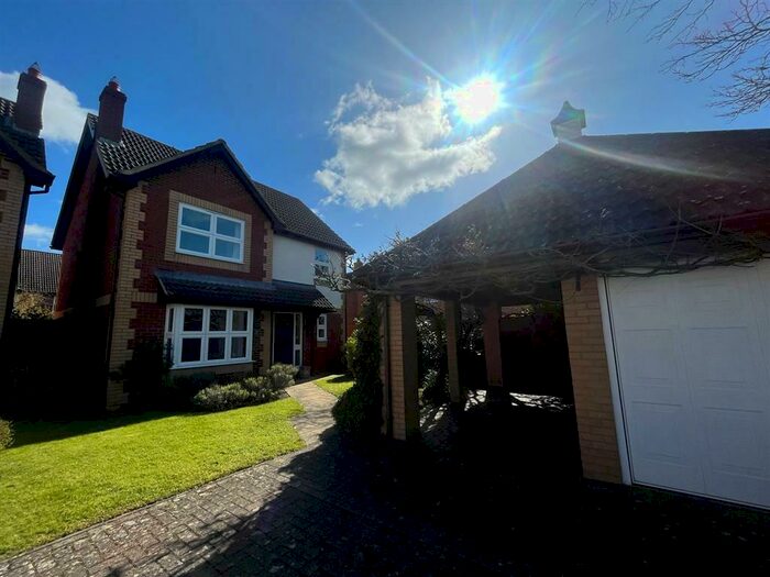 4 Bedroom House To Rent In Watermeadow, Aylesbury, HP19