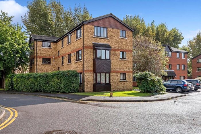 2 Bedroom Flat To Rent In Birchwood Close, Morden, SM4