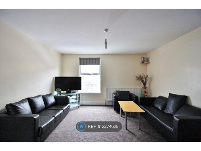 3 Bedroom Flat To Rent In Station Road, London, E12