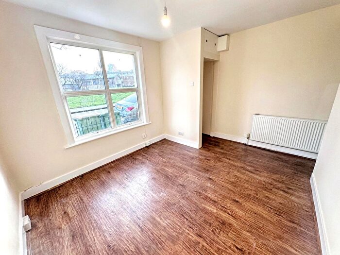 2 Bedroom Property To Rent In Mayfield Road, Plaistow, E13