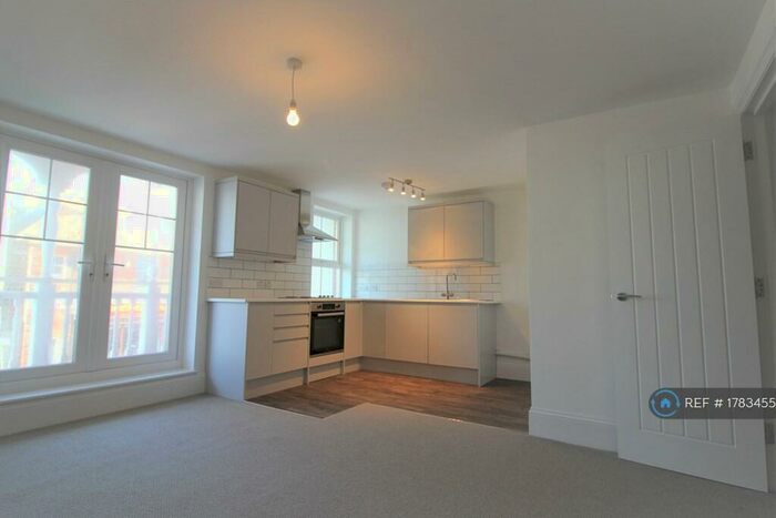 2 Bedroom Flat To Rent In Pier Street, Lee-On-The-Solent, PO13