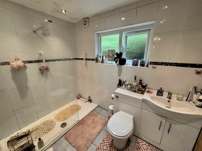 4 Bedroom Detached House For Sale In Glynhir Road, Llandybie, Ammanford, SA18